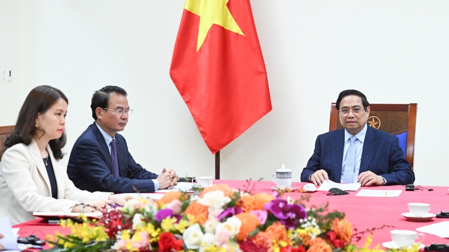 Thủ tướng Phạm Minh Chính điện đàm với Thủ tướng kiêm Bộ trưởng Ngoại giao Qatar